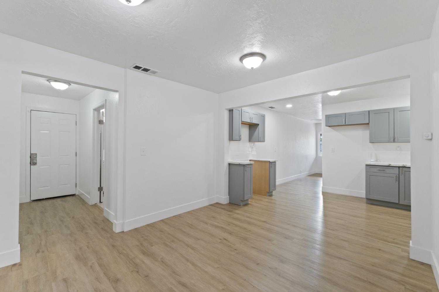 3075 E Floradora Ave, Fresno, CA 93703