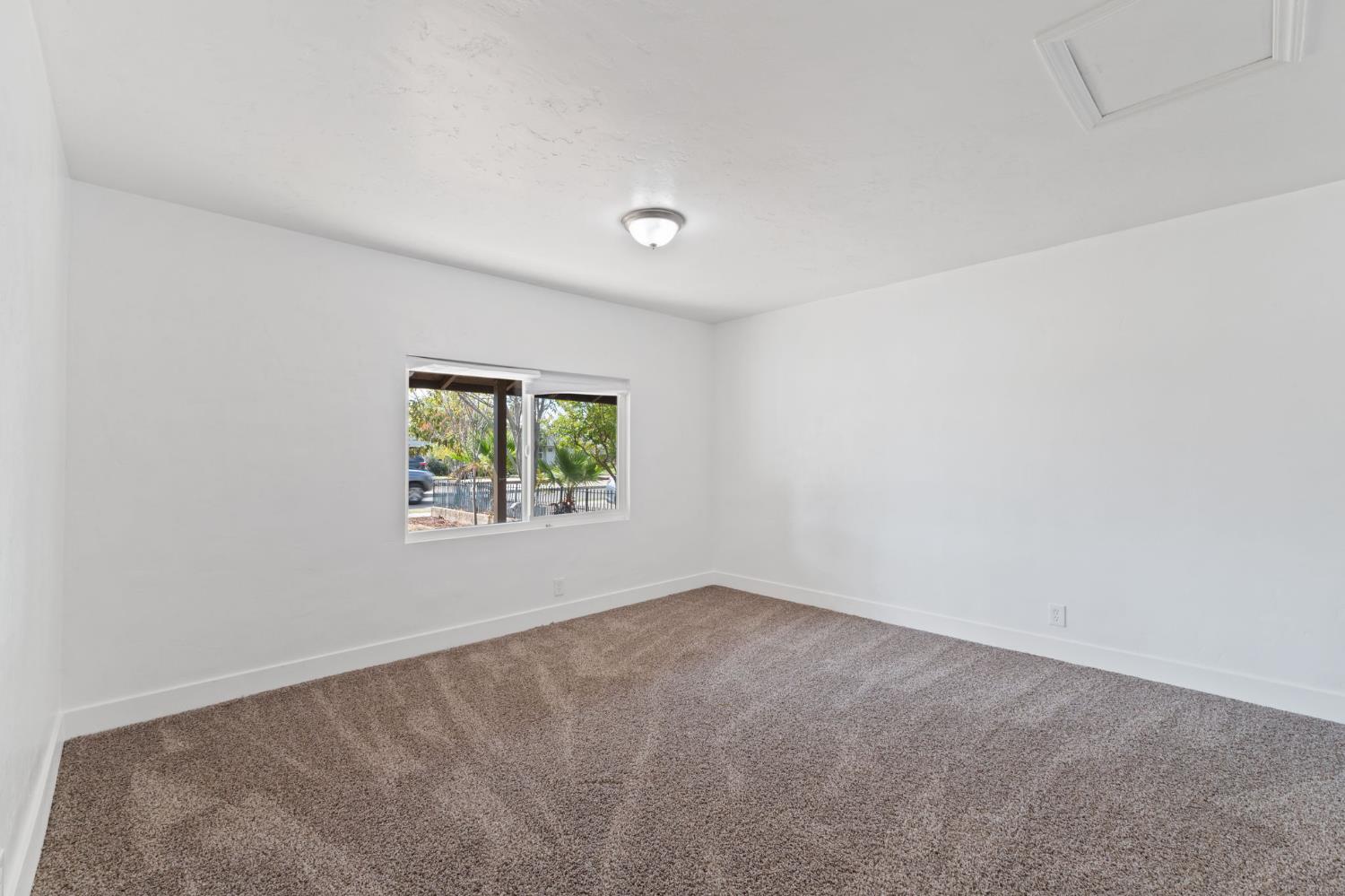 3075 E Floradora Ave, Fresno, CA 93703