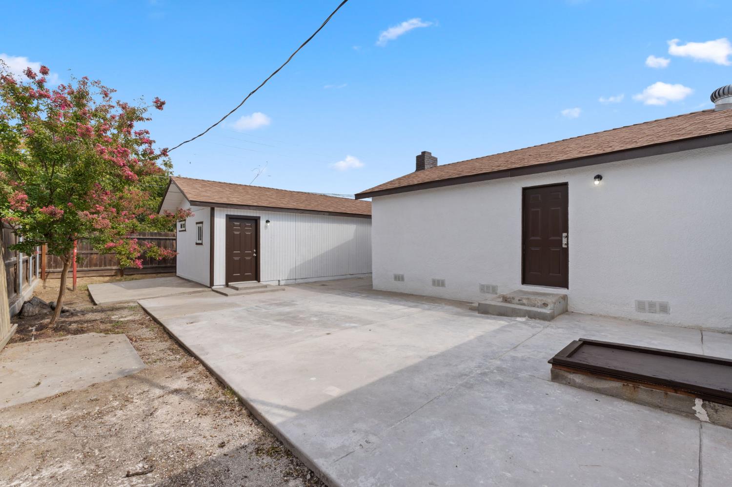 3075 E Floradora Ave, Fresno, CA 93703