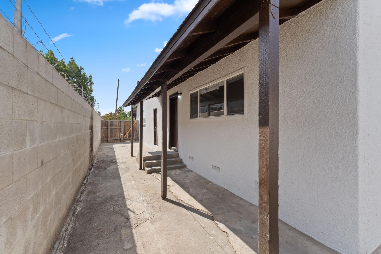 3075 E Floradora Ave, Fresno, CA 93703