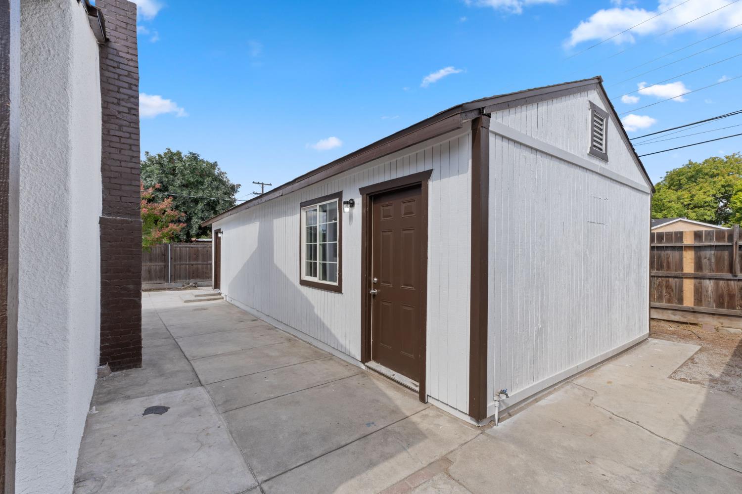 3075 E Floradora Ave, Fresno, CA 93703