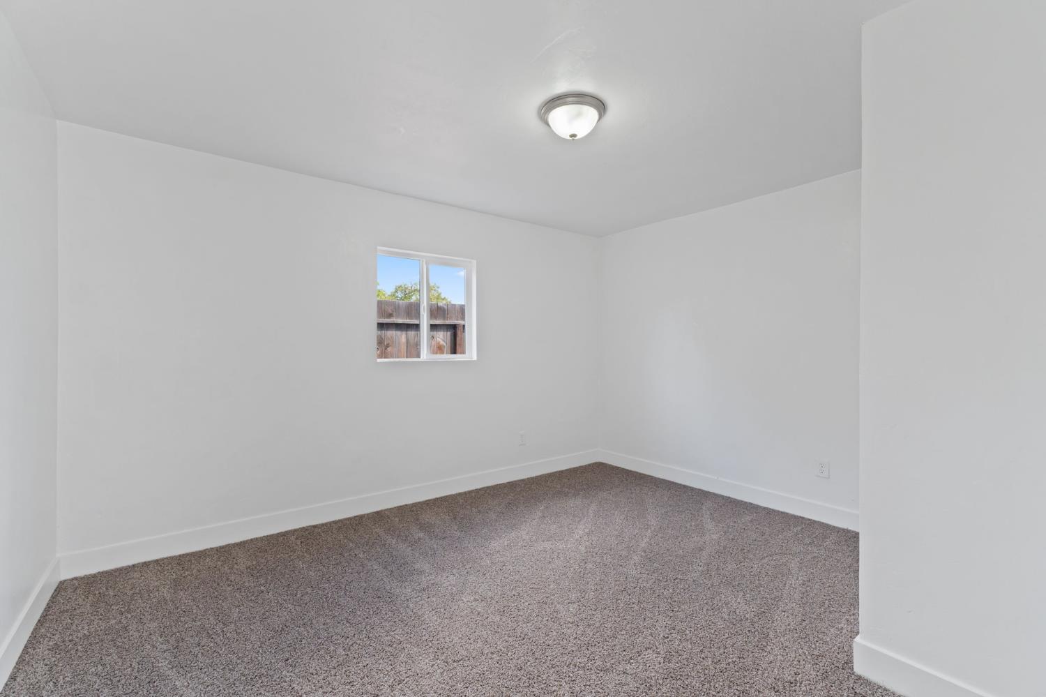 3075 E Floradora Ave, Fresno, CA 93703