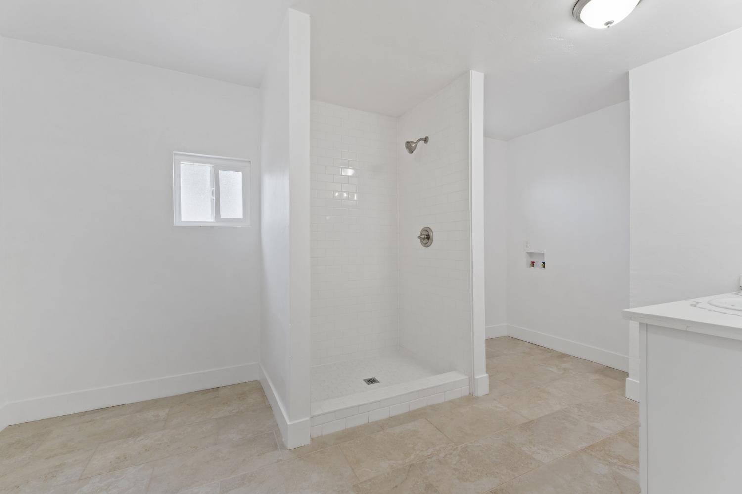 3075 E Floradora Ave, Fresno, CA 93703