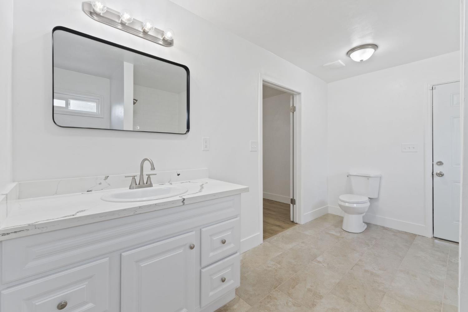 3075 E Floradora Ave, Fresno, CA 93703