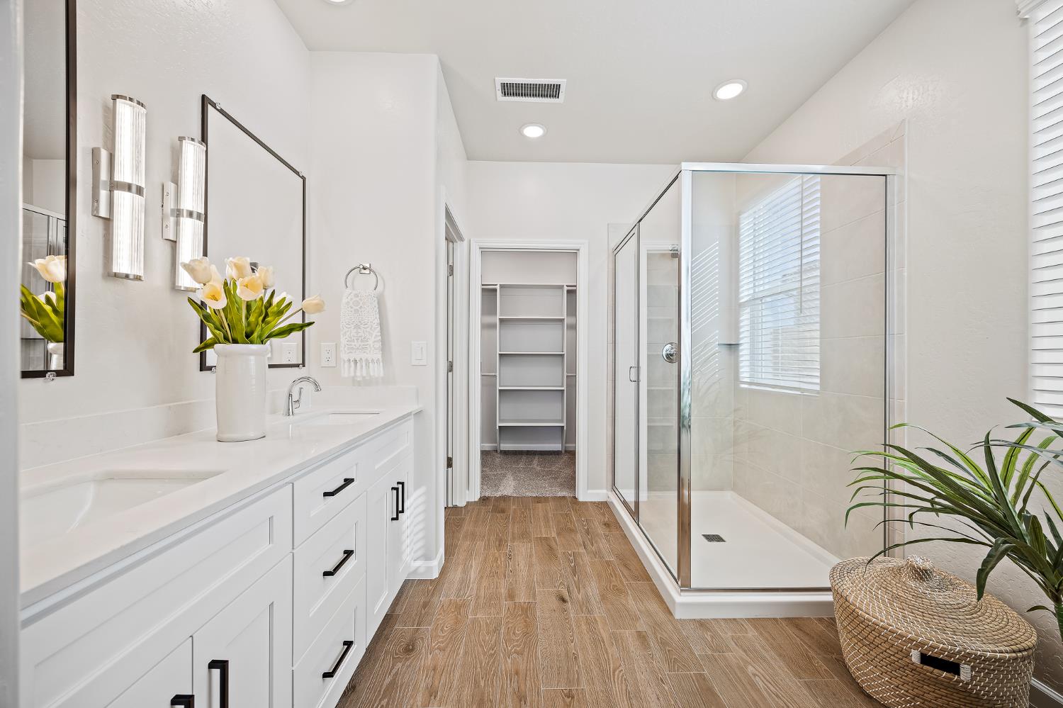 6435 E Millie Dr, Fresno, CA 93727
