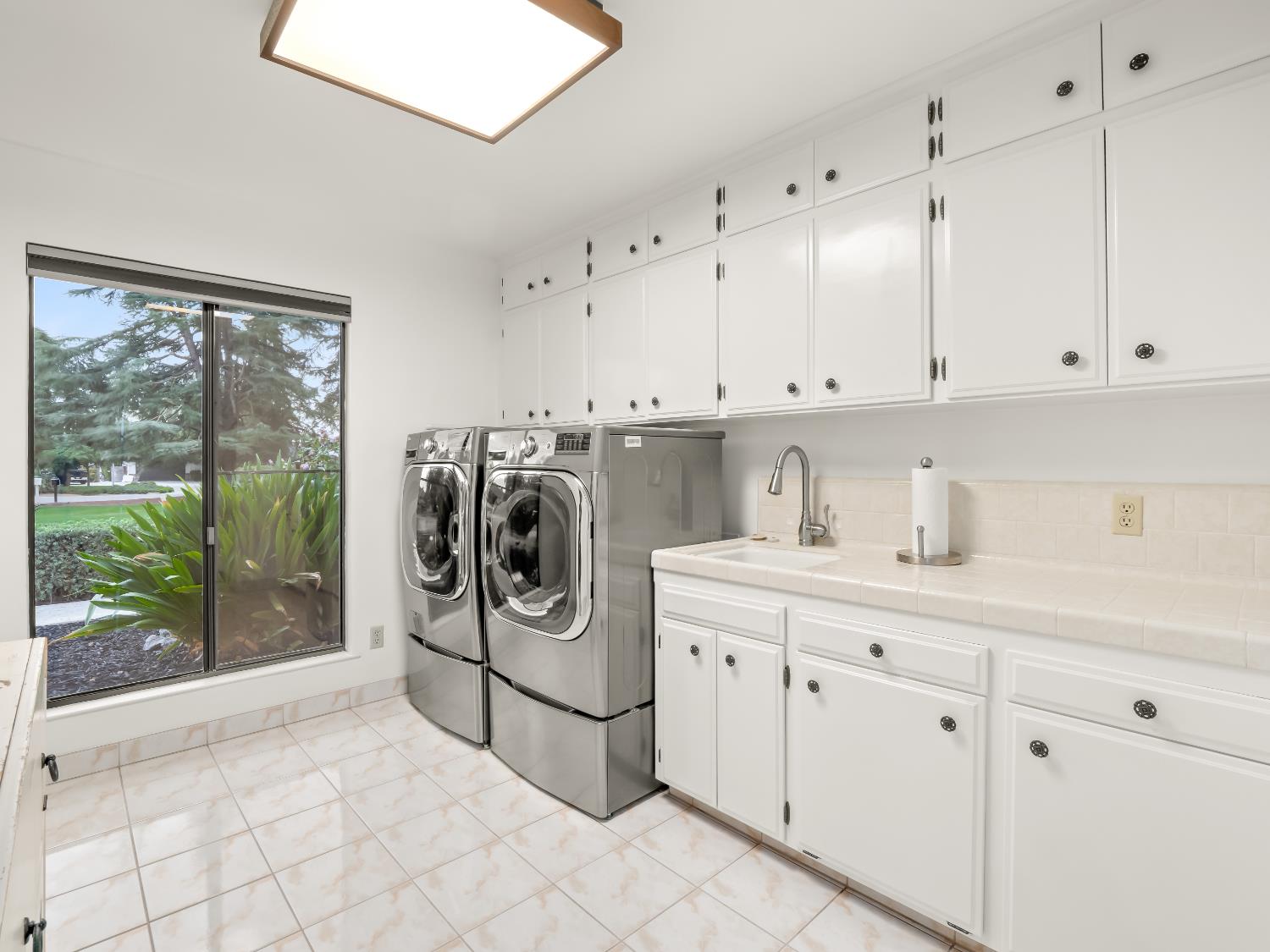 9430 E Ellery Ave, Clovis, CA 93619