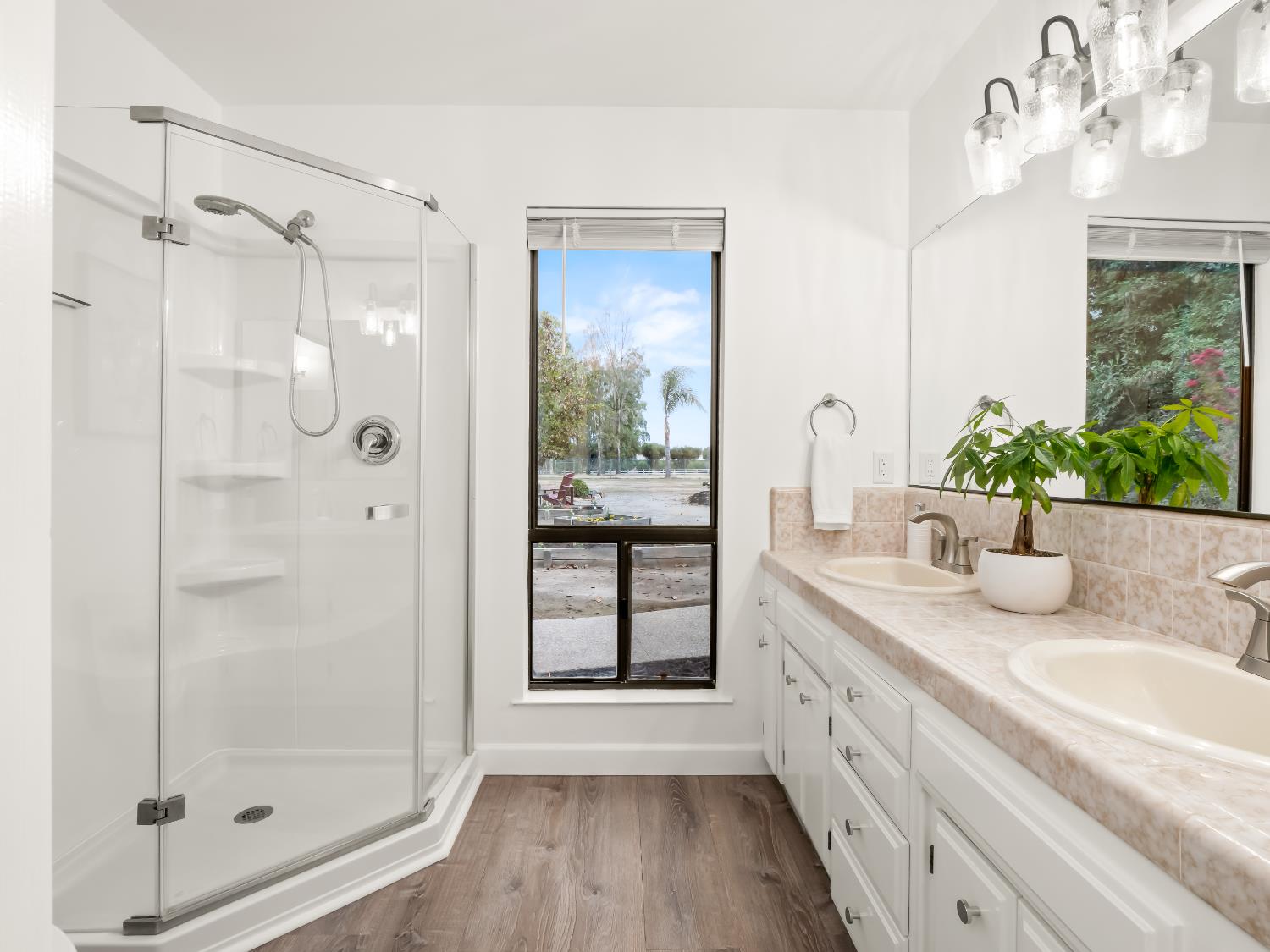 9430 E Ellery Ave, Clovis, CA 93619