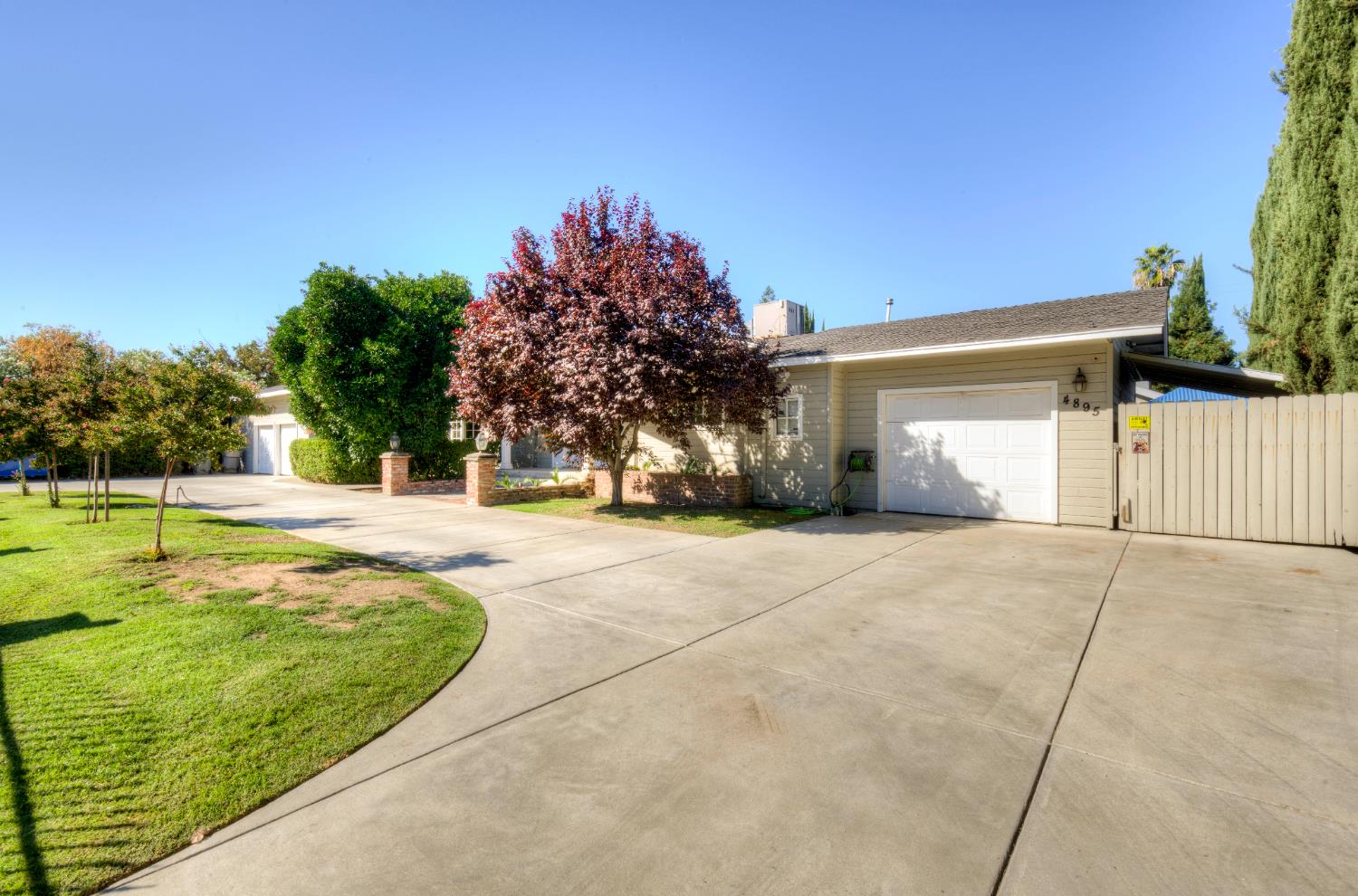 4895 N Thorne Ave, Fresno, CA 93704