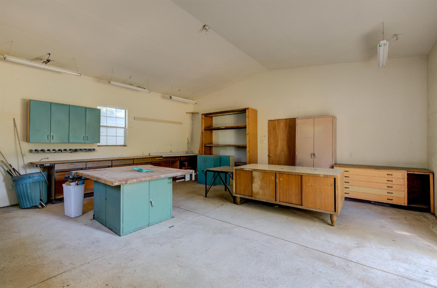 4895 N Thorne Ave, Fresno, CA 93704