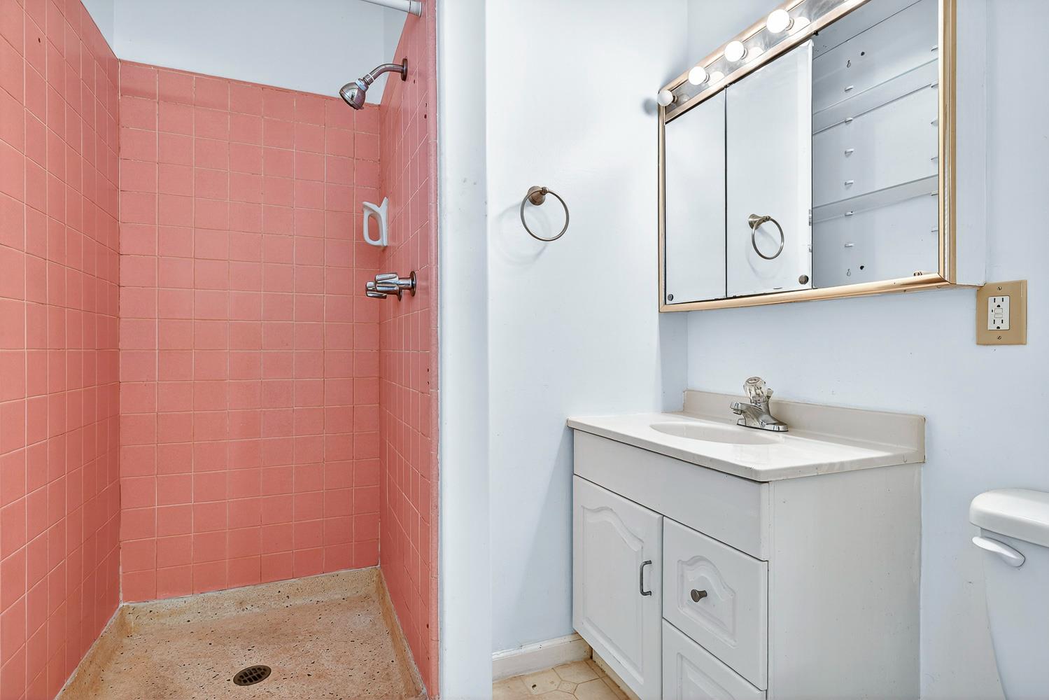 221 S Coalinga St, Coalinga, CA 93210