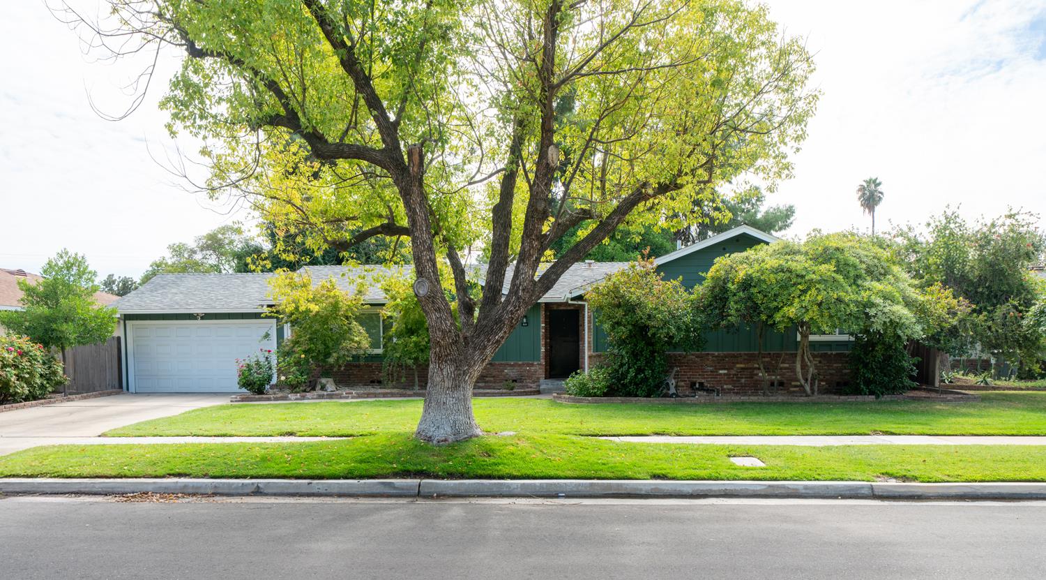 929 W Norwich Ave, Fresno, CA 93726