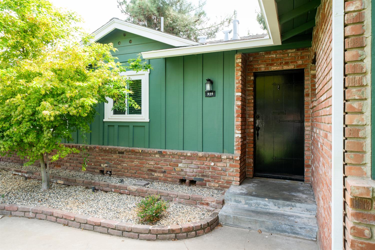 929 W Norwich Ave, Fresno, CA 93726