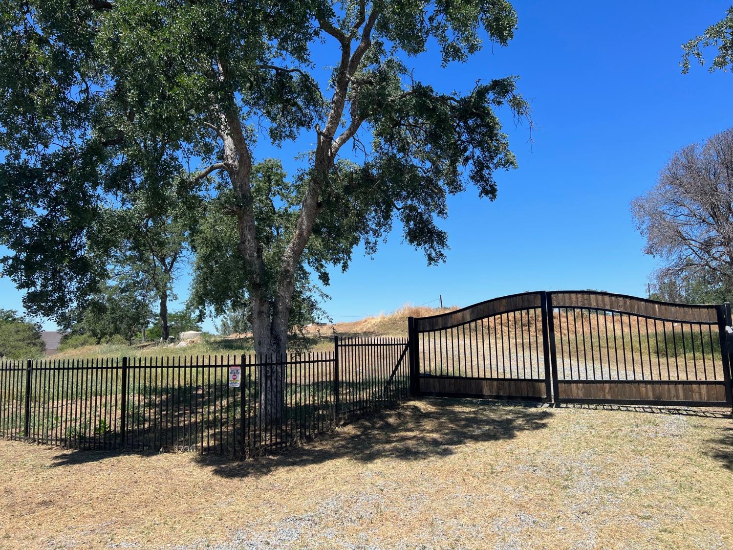 29935 Auberry Rd, Prather, CA 93651