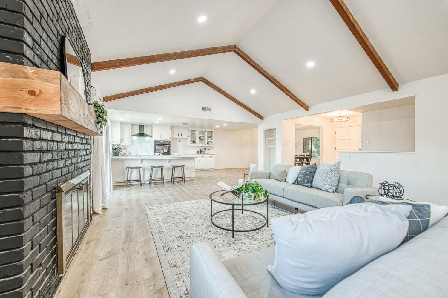 6784 N Valentine Ave, Fresno, CA 93711