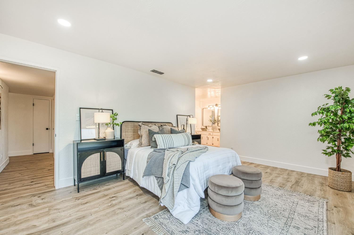 6784 N Valentine Ave, Fresno, CA 93711