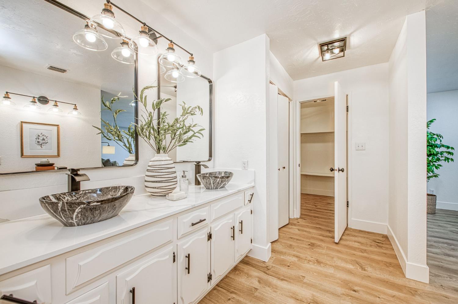 6784 N Valentine Ave, Fresno, CA 93711