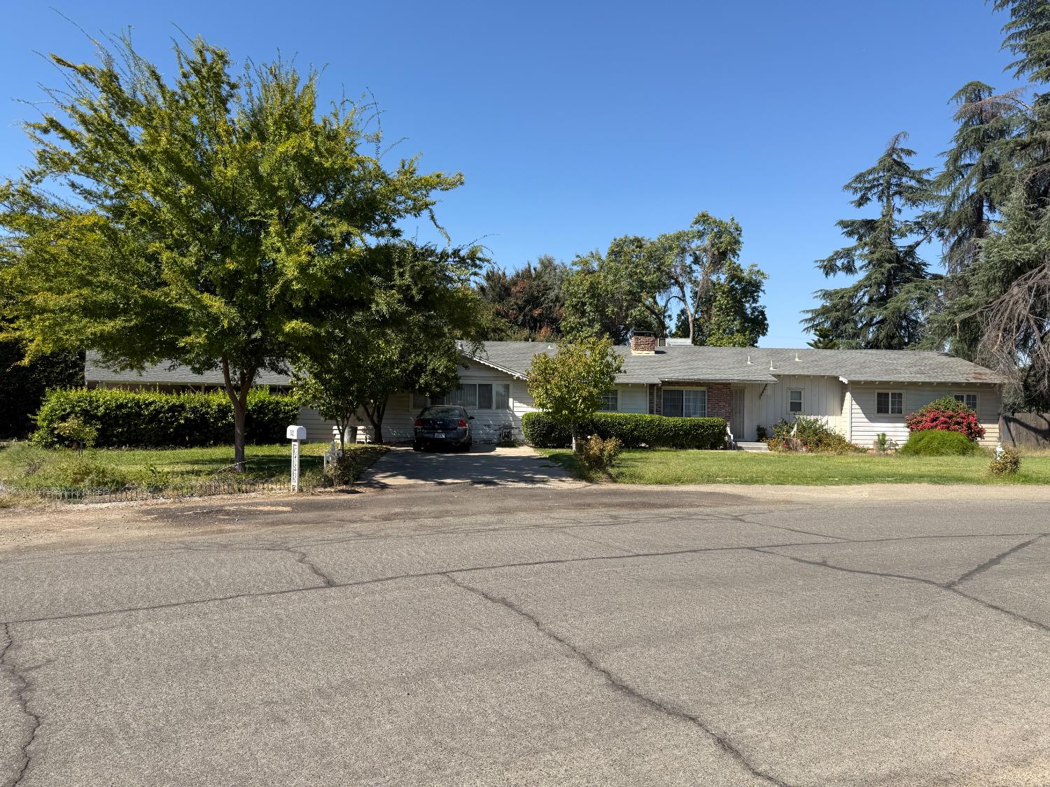 742 S Park Circle Dr, Fresno, CA 93727