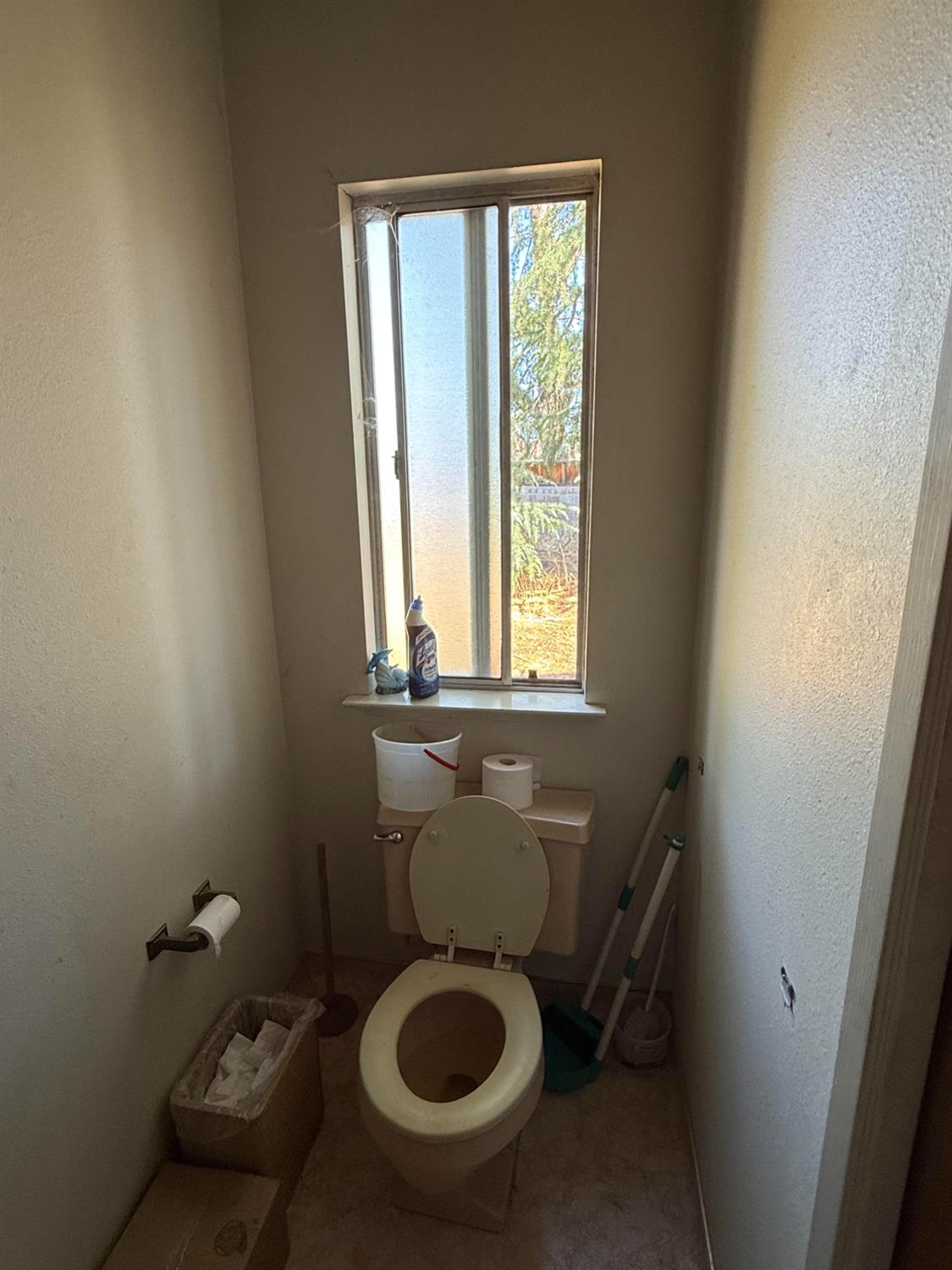 742 S Park Circle Dr, Fresno, CA 93727