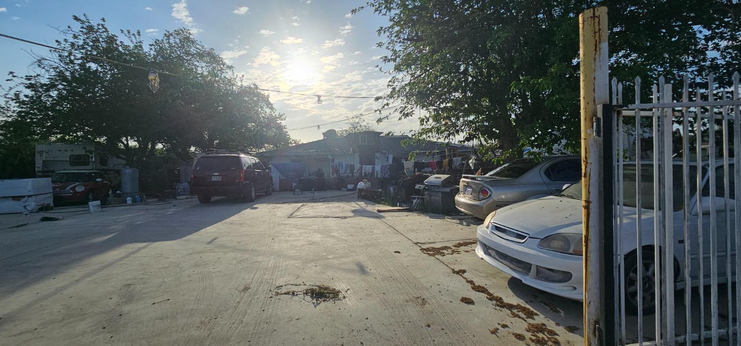 251 N Trinity Ave, Kerman, CA 93630