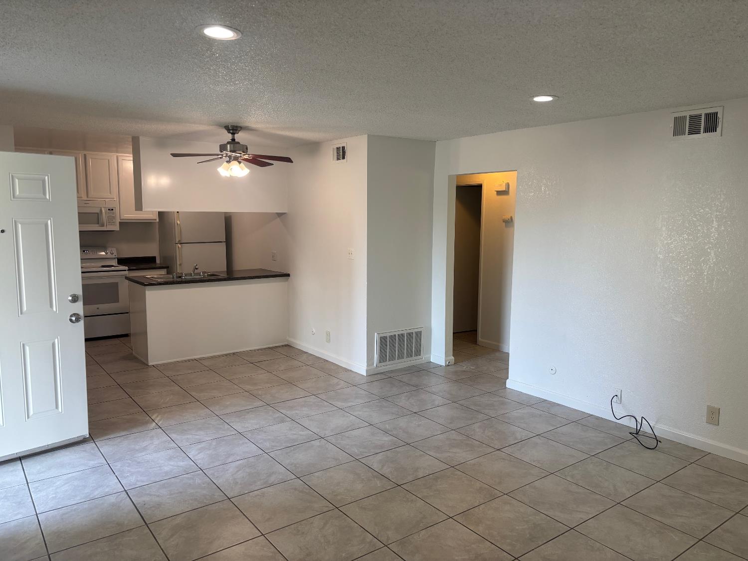 411 W Santa Ana Ave W #1, Clovis, CA 93612