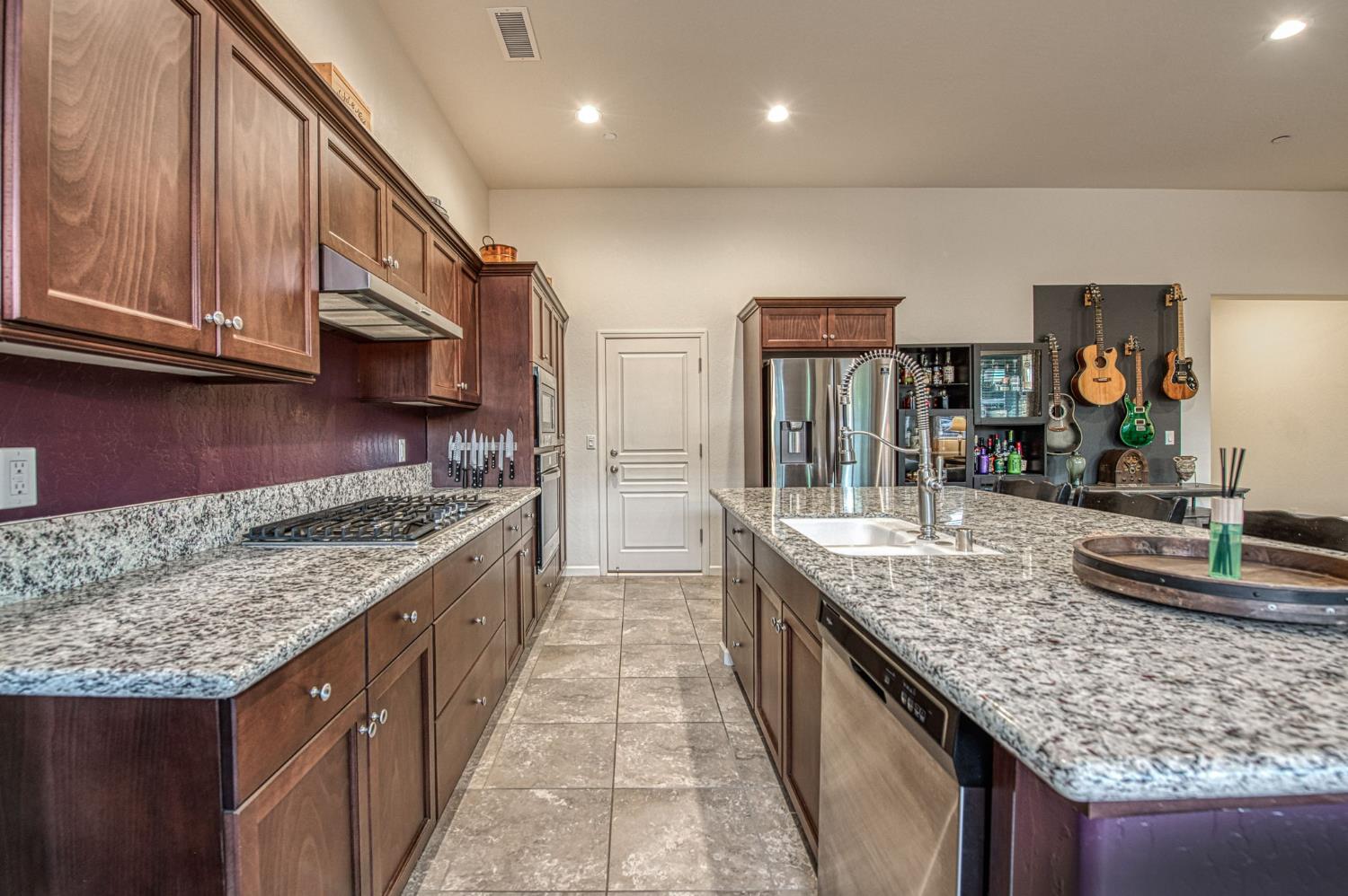 1066 La Canada Ave, Clovis, CA 93619