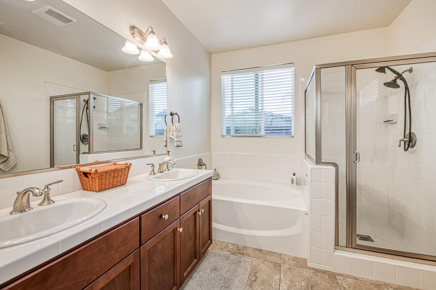 1066 La Canada Ave, Clovis, CA 93619