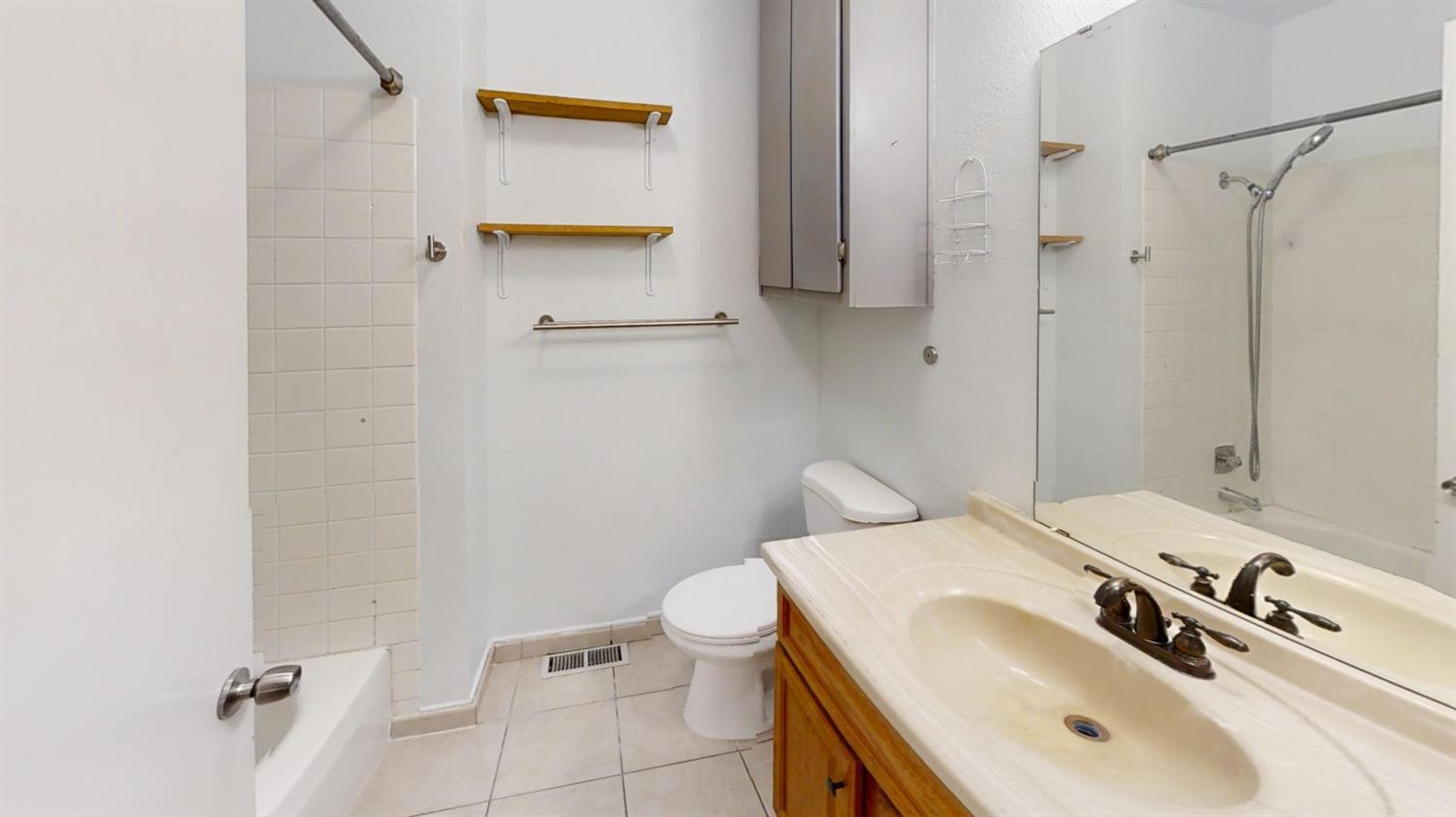 4676 E Alamos Ave #124, Fresno, CA 93726