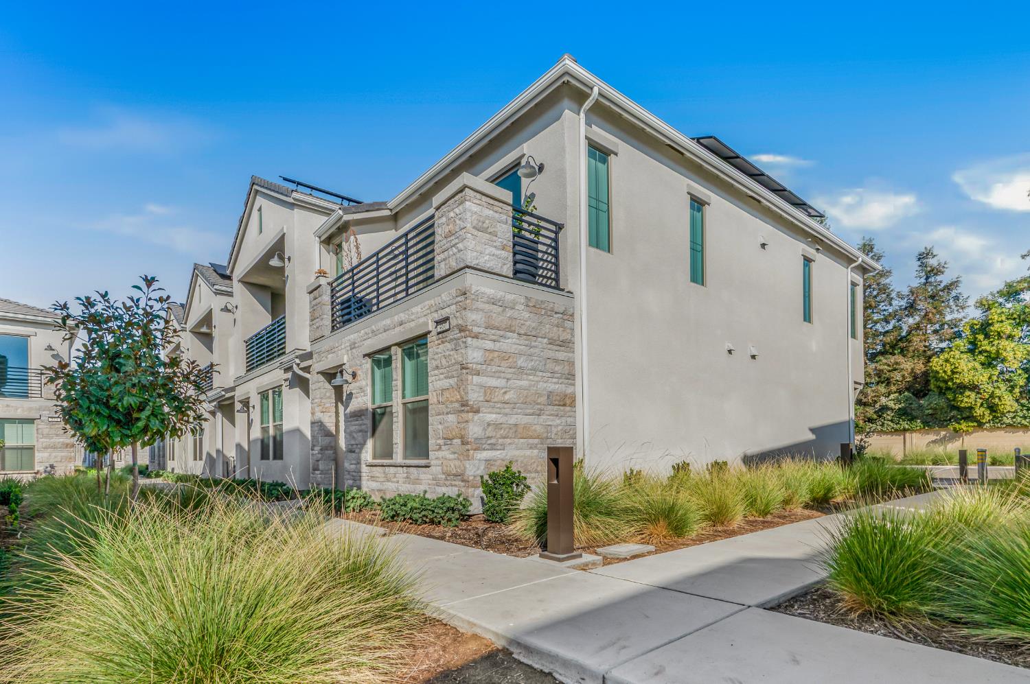 460 W Balsam Ln, Clovis, CA 93611