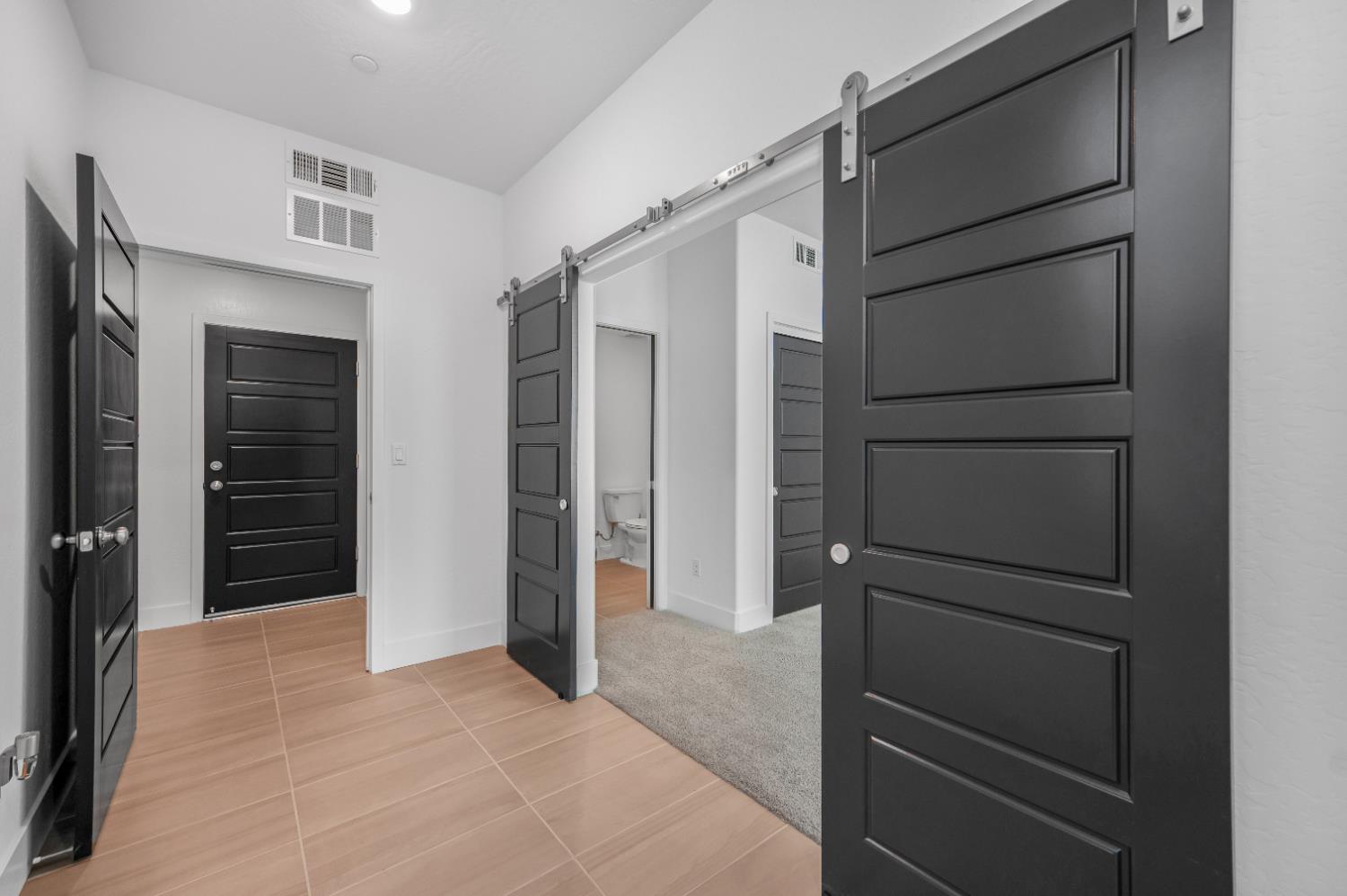 460 W Balsam Ln, Clovis, CA 93611