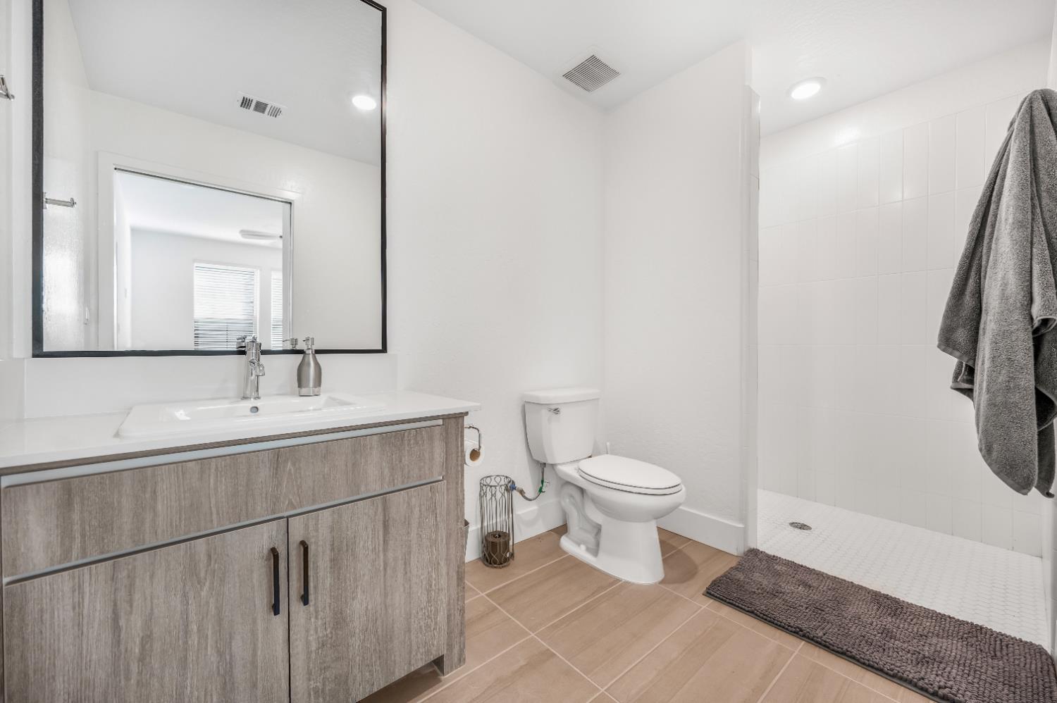 460 W Balsam Ln, Clovis, CA 93611