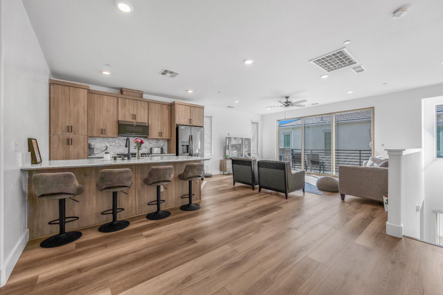 460 W Balsam Ln, Clovis, CA 93611