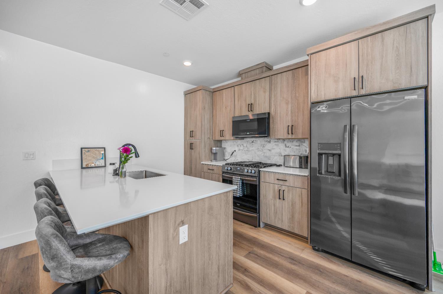 460 W Balsam Ln, Clovis, CA 93611