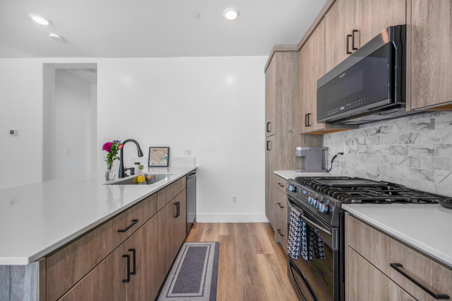 460 W Balsam Ln, Clovis, CA 93611