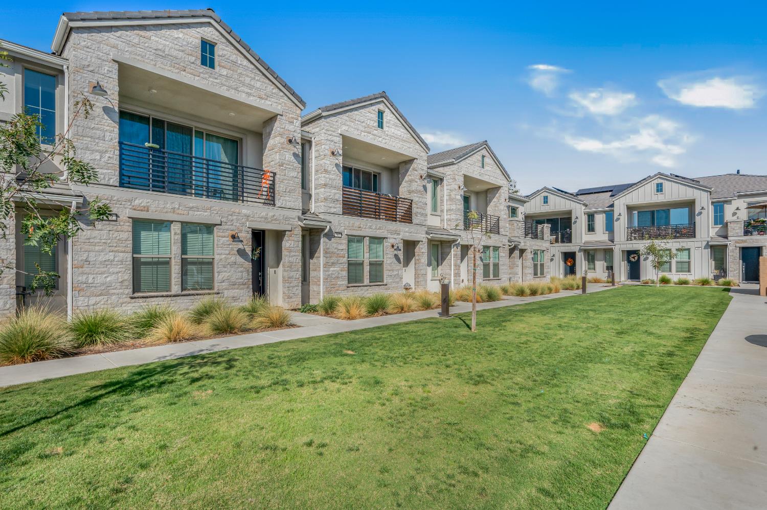 460 W Balsam Ln, Clovis, CA 93611