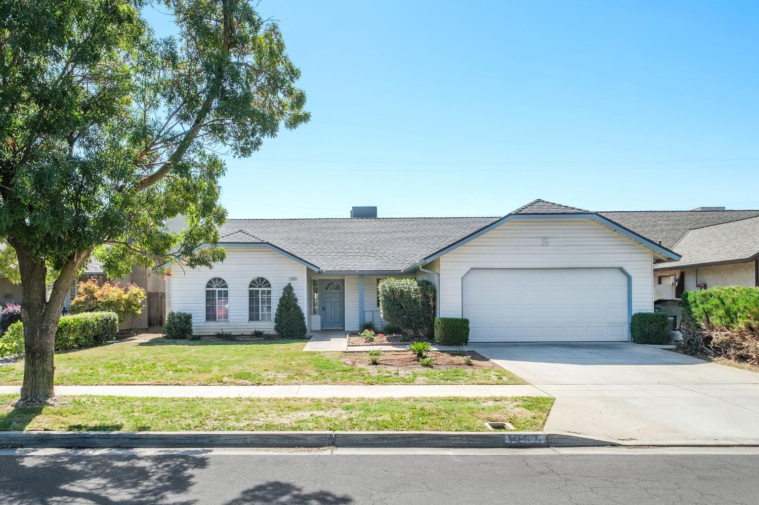 1067 W Minarets Ave, Fresno, CA 93650