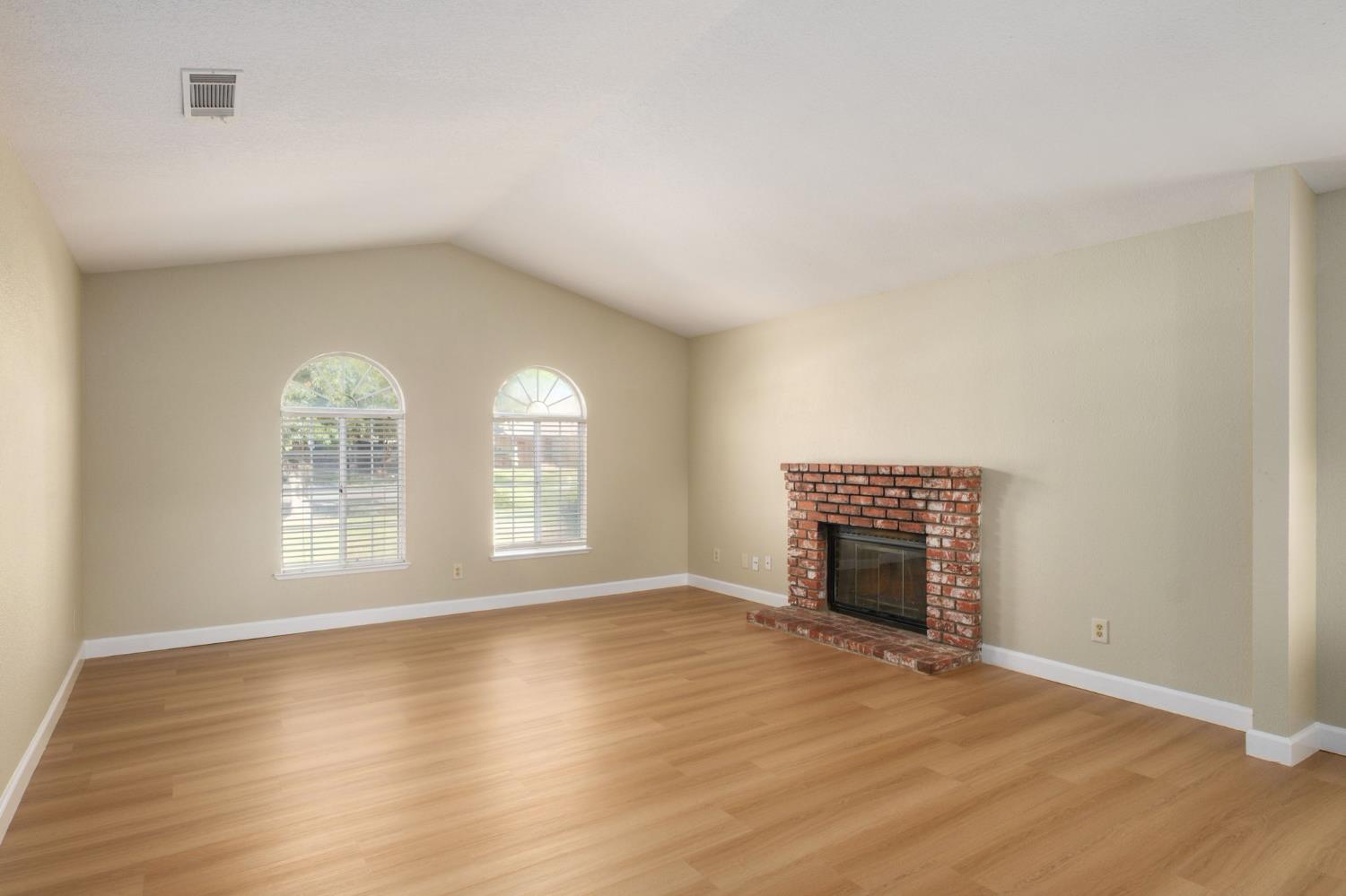 1067 W Minarets Ave, Fresno, CA 93650