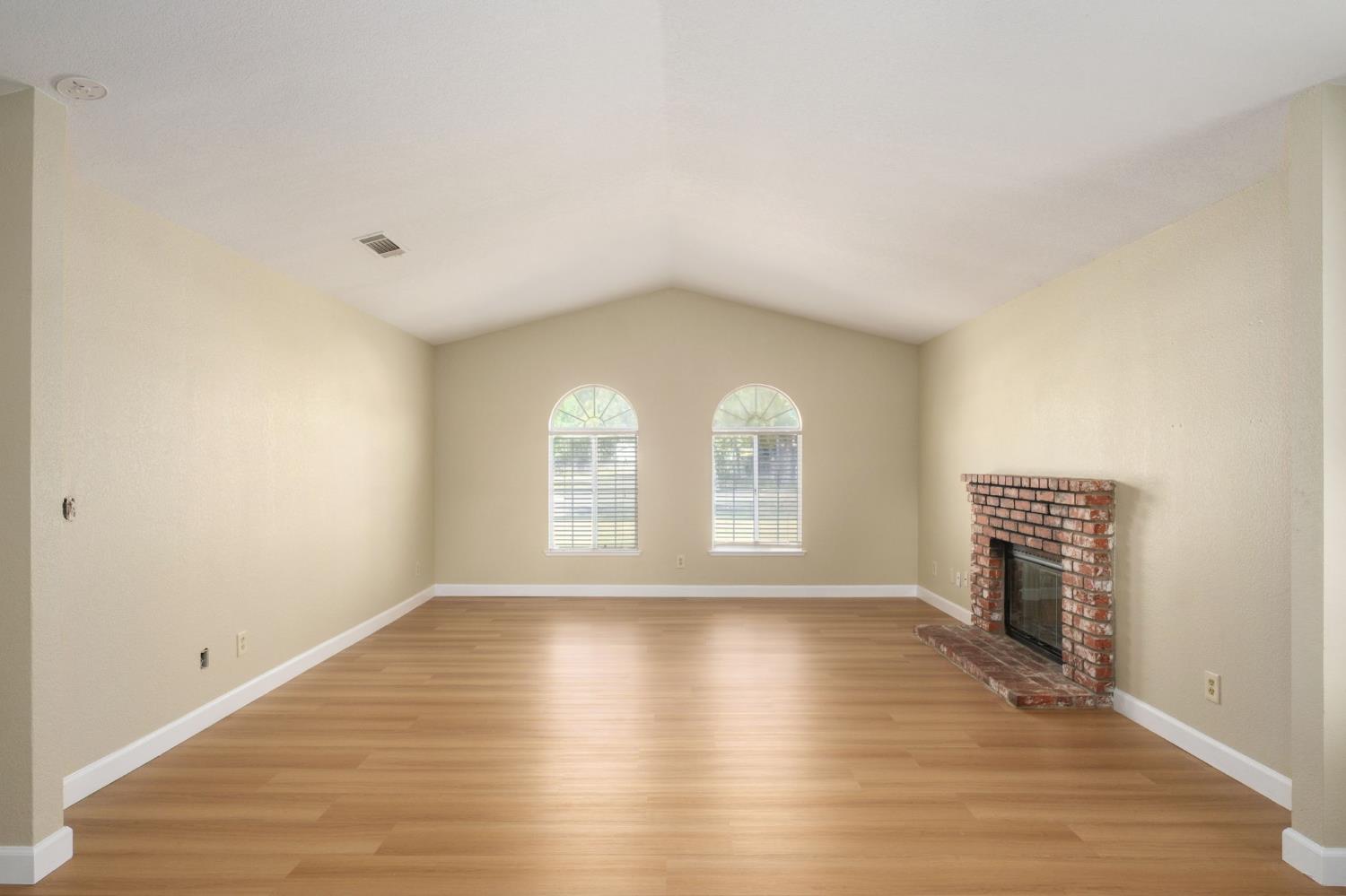 1067 W Minarets Ave, Fresno, CA 93650