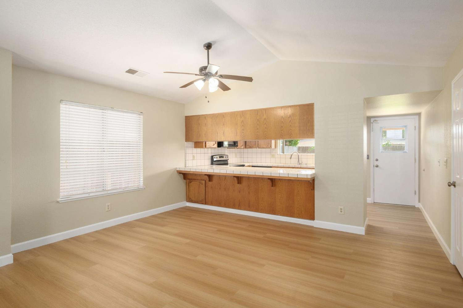 1067 W Minarets Ave, Fresno, CA 93650