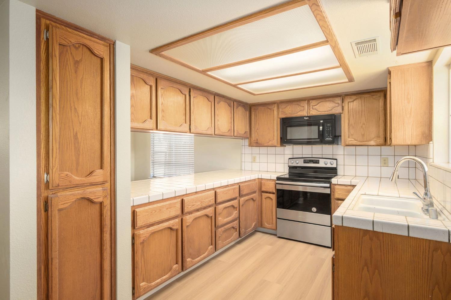 1067 W Minarets Ave, Fresno, CA 93650