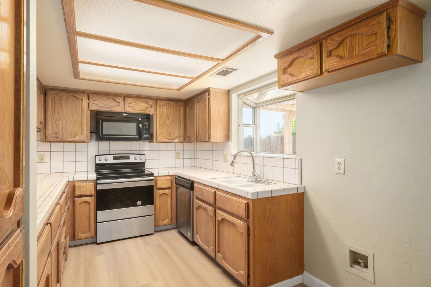 1067 W Minarets Ave, Fresno, CA 93650