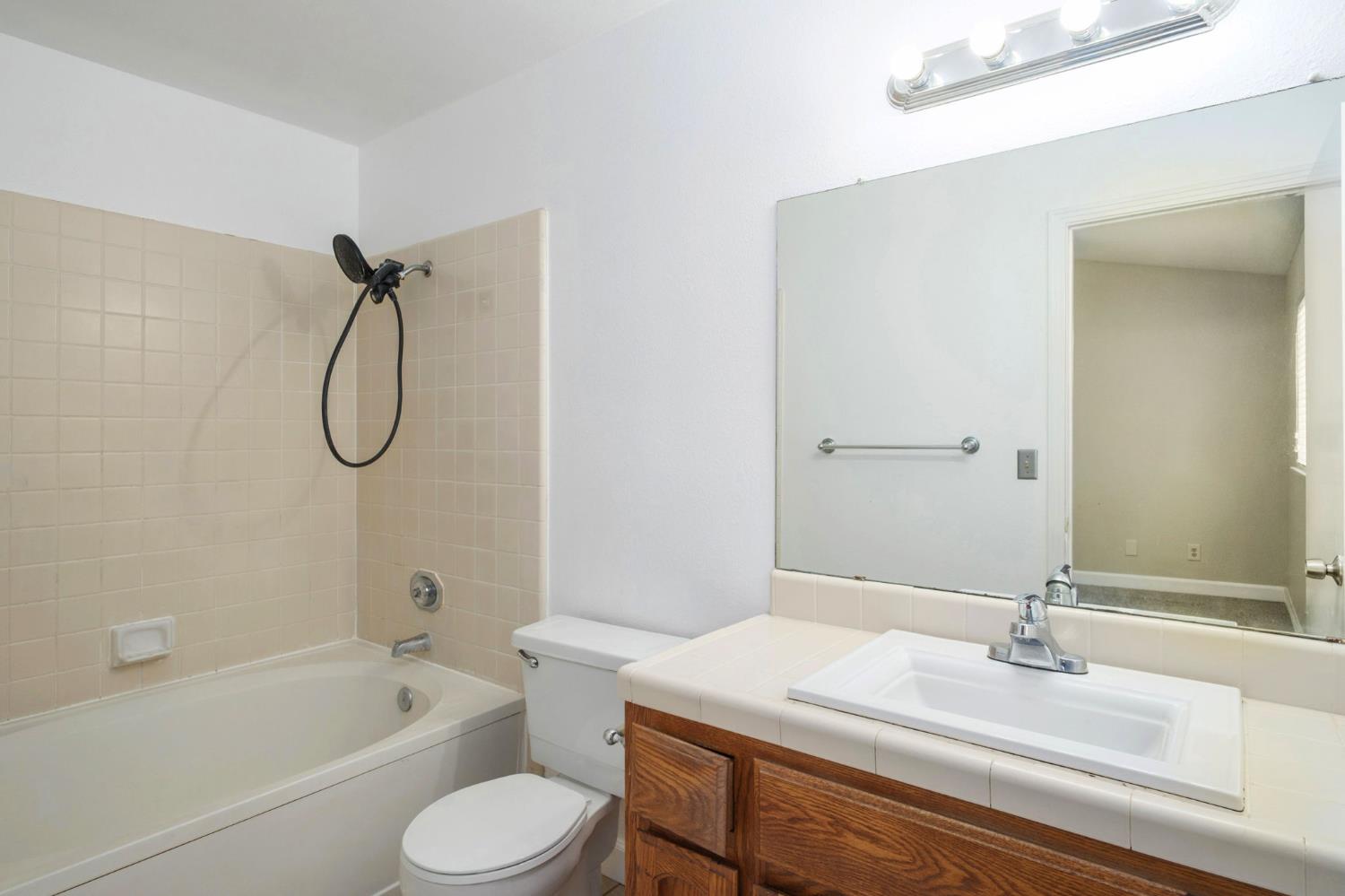 1067 W Minarets Ave, Fresno, CA 93650