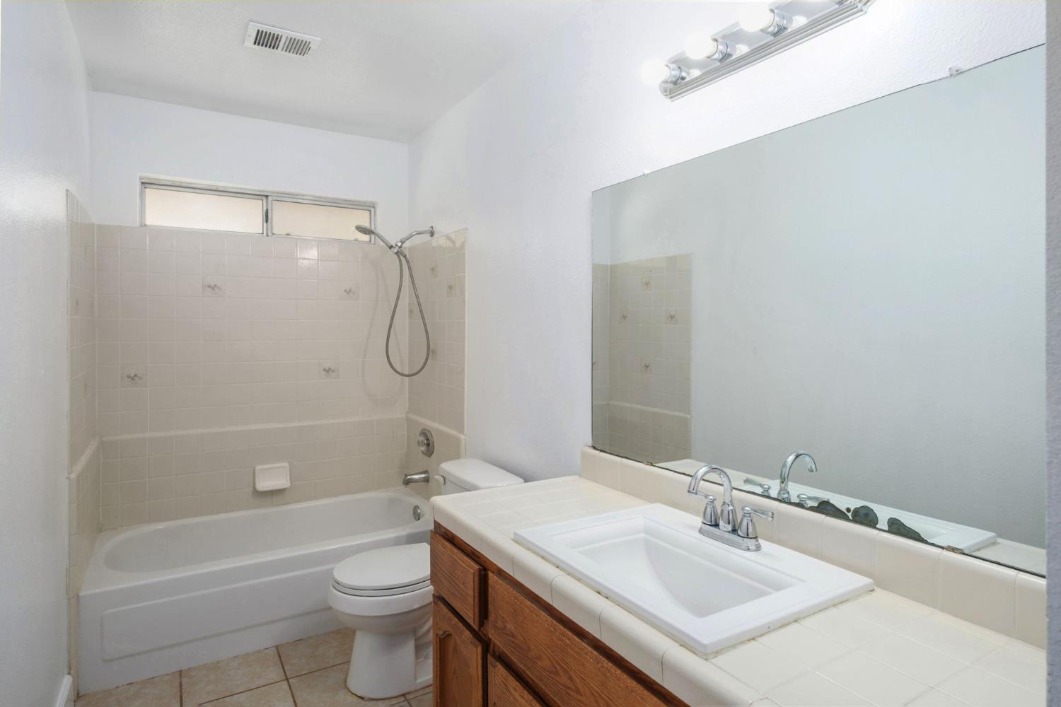 1067 W Minarets Ave, Fresno, CA 93650