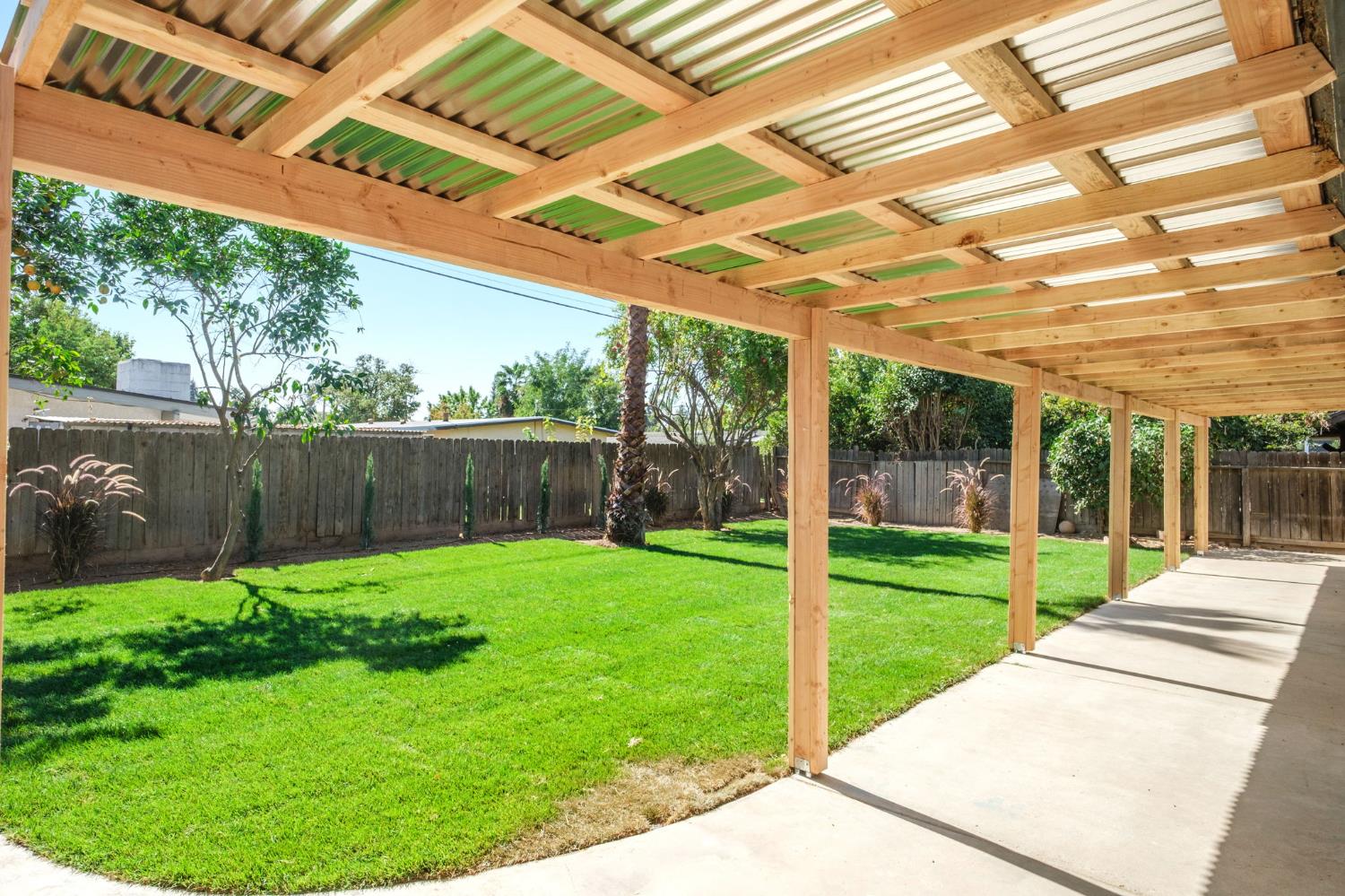 1067 W Minarets Ave, Fresno, CA 93650