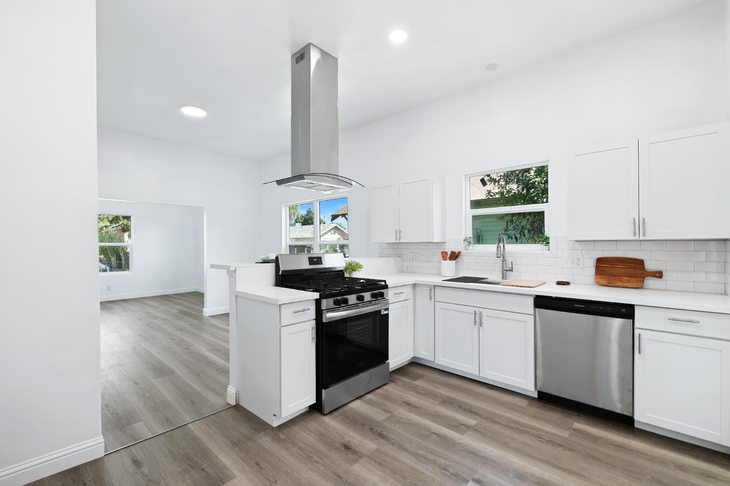 2726 E Washington Ave, Fresno, CA 93701