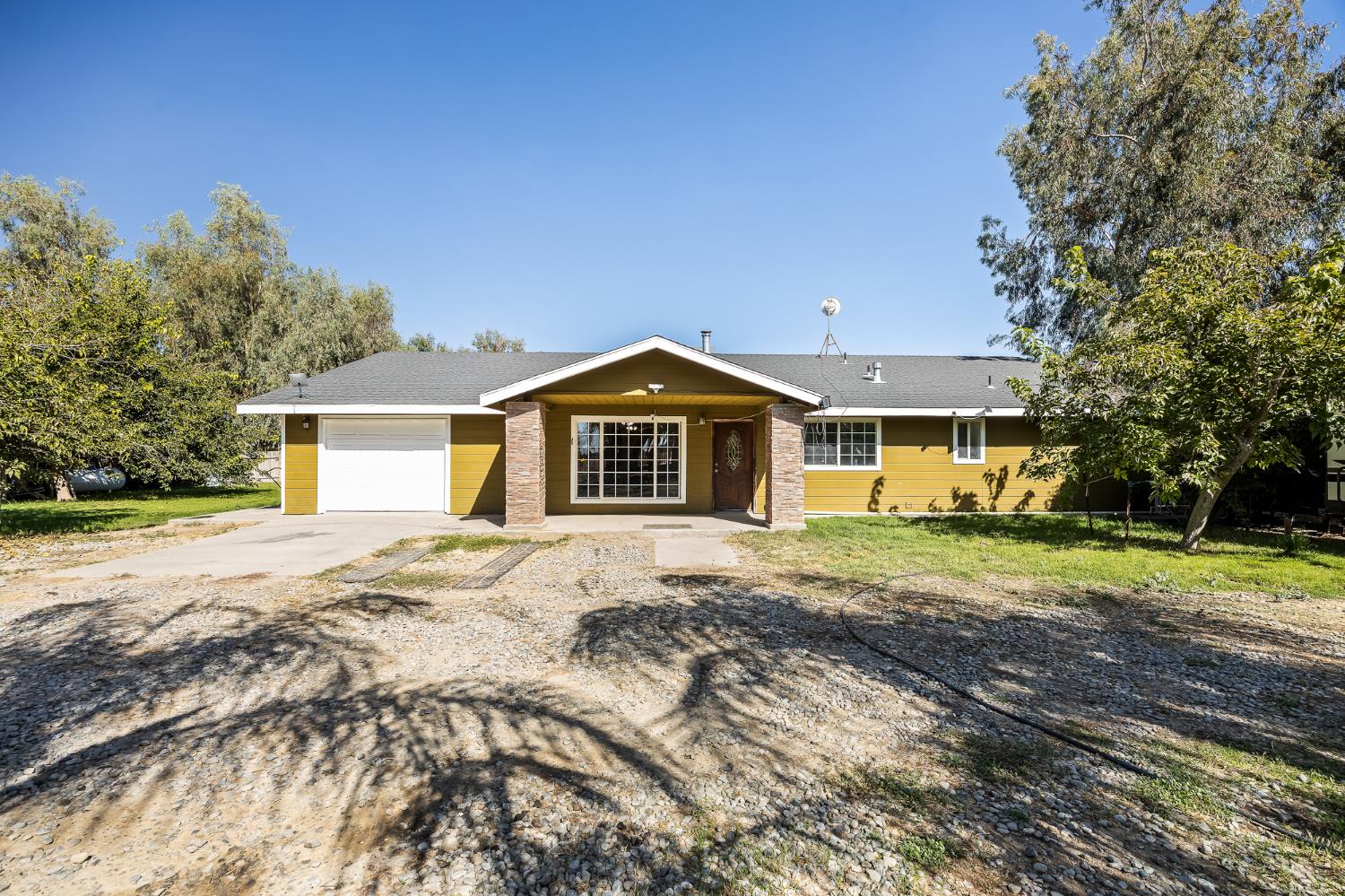 860 W Riverdale Ave, Riverdale, CA 93656