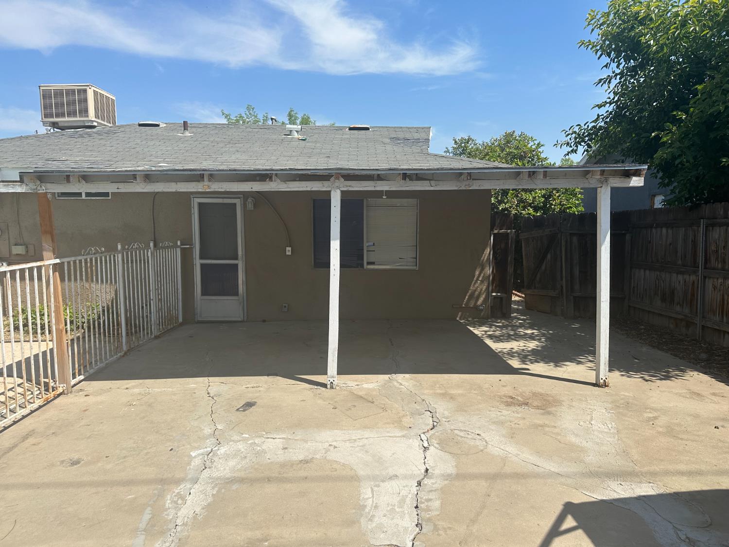 967 E Cleveland Ave, Porterville, CA 93257