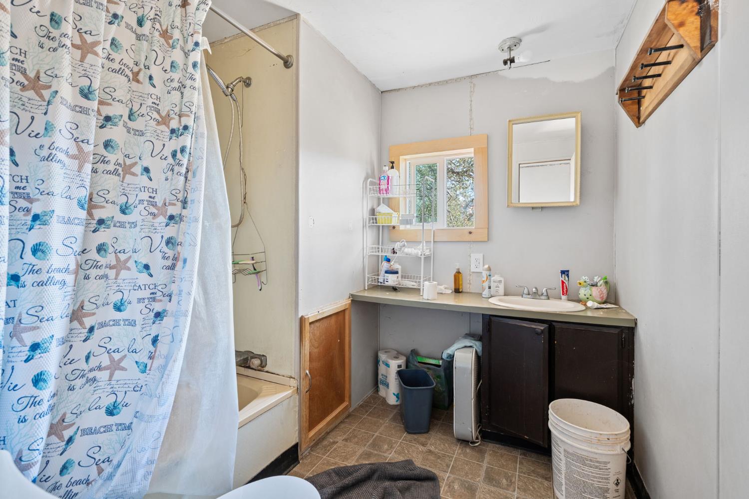 4963 Valley Ln, Catheys Valley, CA 95306