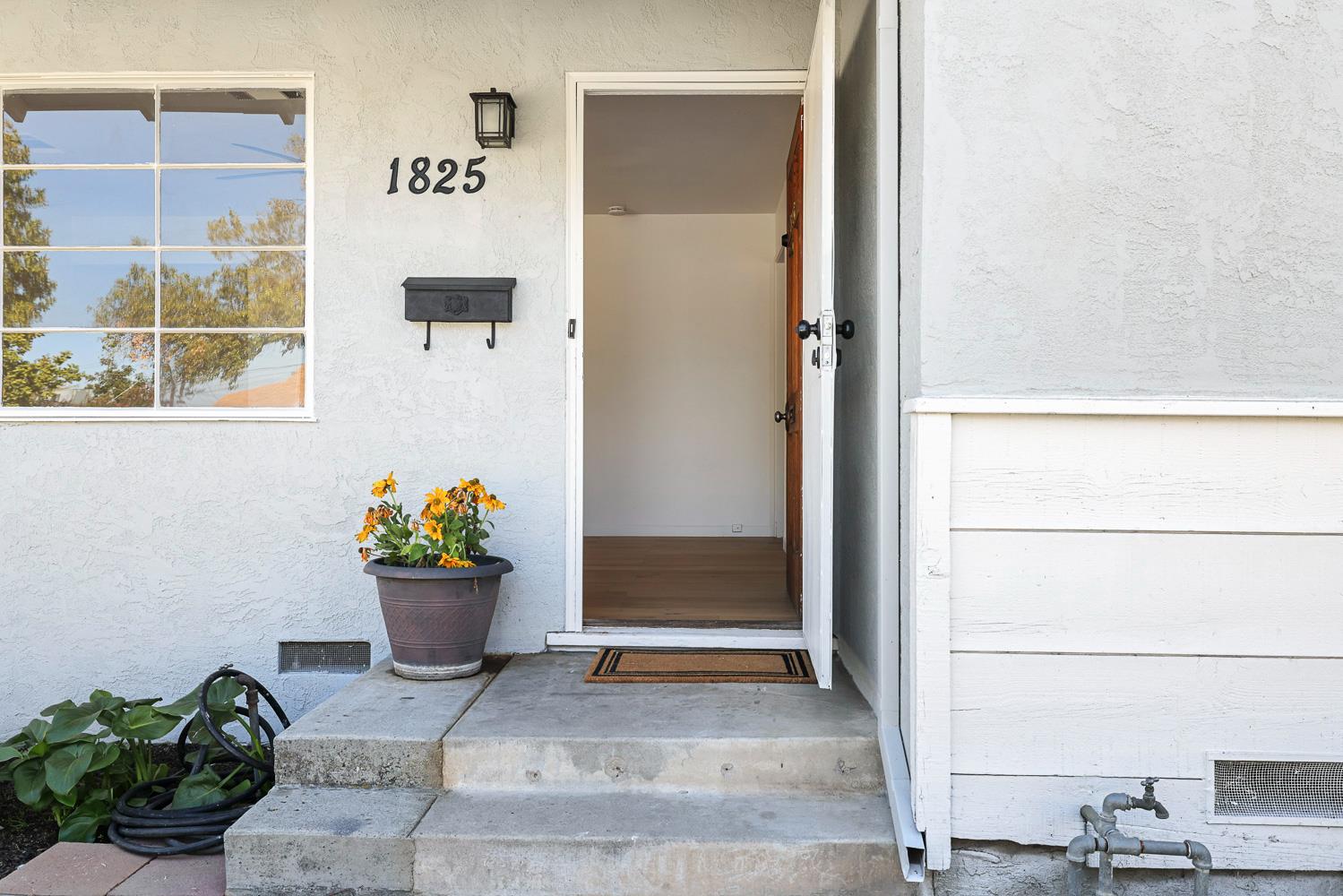 1825 W Griffith Way, Fresno, CA 93705