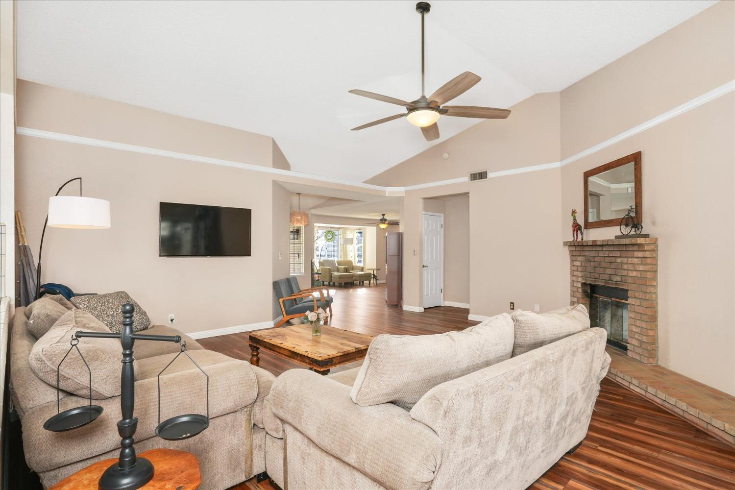 332 Magnolia Ave, Clovis, CA 93611