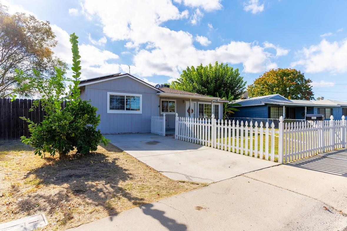 609 W College Ave, Coalinga, CA 93210